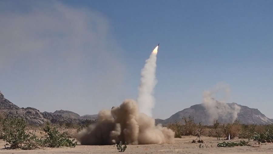 Δύο βαλλιστικούς πυραύλους εκτόξευσαν οι Houthi της Υεμένης κατά πλοίων στην Ερυθρά Θάλασσα