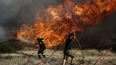 Πύρινη κόλαση στην Εύβοια, καίει κοντά στα σπίτια - Εκκενώσεις οικισμών, διακοπή κυκλοφορίας - Στάχτη πυροσβεστικό όχημα