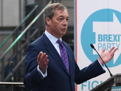 «Άνοιγμα» Farage στους Συντηρητικούς για συνεργασία, με στόχο ένα «καθαρό διαζύγιο»