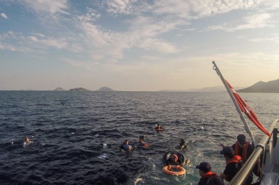 Τουρκικά ΜΜΕ: Η ελληνική ακτοφυλακή ώθησε μετανάστες να επιστρέψουν πίσω στα τουρκικά χωρικά ύδατα