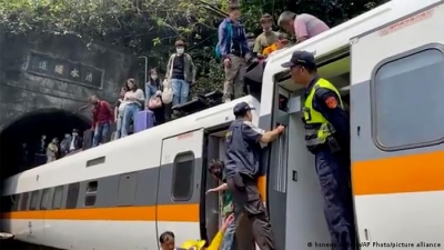 Τραγωδία στην Ταϊβάν - Τουλάχιστον 36 νεκροί από εκτροχιασμό τρένου