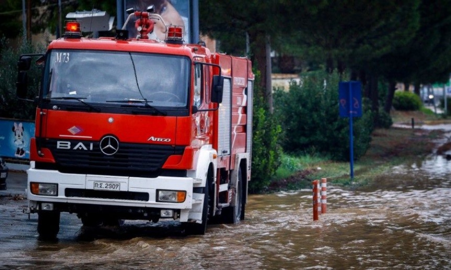 Πυροσβεστική: Δεκάδες κλήσεις για αντλήσεις υδάτων και κοπές δέντρων στην Αττική