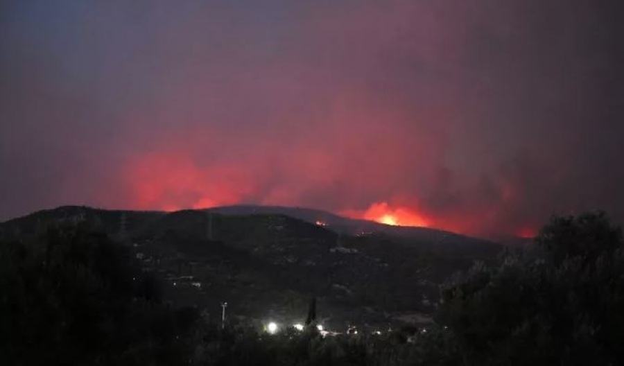 Μαίνεται πυρκαγιά στην Αγία Μαρίνα - Χωρίς ενεργό μέτωπο οι φωτιές σε Εύβοια και Ρέθυμνο