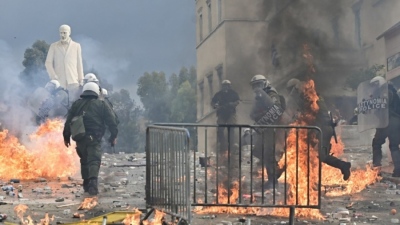 ΕΛΑΣ για επεισόδια στο Σύνταγμα: Οι κουκουλοφόροι δεν ήταν ομαδοποιημένοι, κινούνταν κατά μόνας ή σε δυάδες