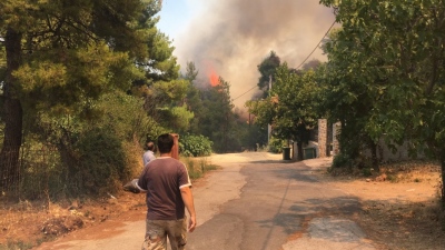 Επικίνδυνη φωτιά στη Σταμάτα – Εντολή εκκένωσης σε Αμυγδαλέζα, Γαλήνη, Ροδόπολη