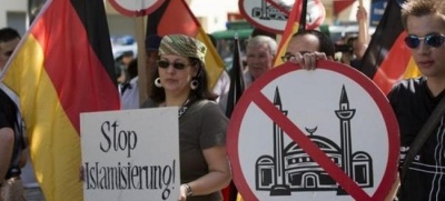 Η Γερμανία κόβει τους οικονομικούς και πολιτισμικούς δεσμούς των μουσουλμάνων της με την Τουρκία