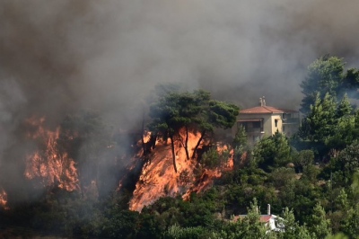 Ανεξέλεγκτη η πυρκαγιά σε Πεντέλη, Βριλήσσια - Αναζωπύρωση στον Διόνυσο - Στάχτη σπίτια, η φωτιά έφτασε στο Αστεροσκοπείο