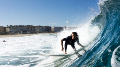 «Ανθίζει» παγκοσμίως η αγορά του τουρισμού surfing