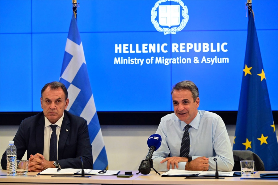 Συνάντηση Μητσοτάκη – Παναγιωτόπουλου στο Υπουργείο Μετανάστευσης: Συνεχίζουμε την αυστηρή μεταναστευτική πολιτική
