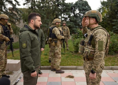 O Zelensky πέφτει και συνθηκολογεί –  Διαλύεται σε 1.000 κομμάτια ο ουκρανικός στρατός, τελειώνει ο αρχιστράτηγος Syrsky
