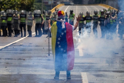 Χάος και βία με 12 νεκρούς στη Βενεζουέλα – Maduro: Δεν θα πάρετε ποτέ την εξουσία - Aπειλεί με φυλακίσεις την αντιπολίτευση