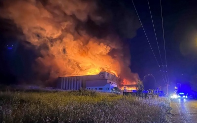 Συναγερμός στην Πυροσβεστική για μεγάλη φωτιά σε εργοστάσιο στα Οινόφυτα